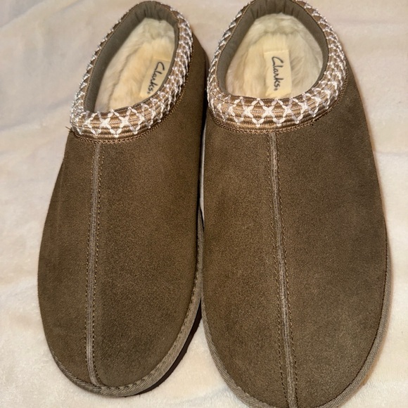 Clarks Other - CLARKS Mens SLIPPERS Indoor Outdoor sz 10